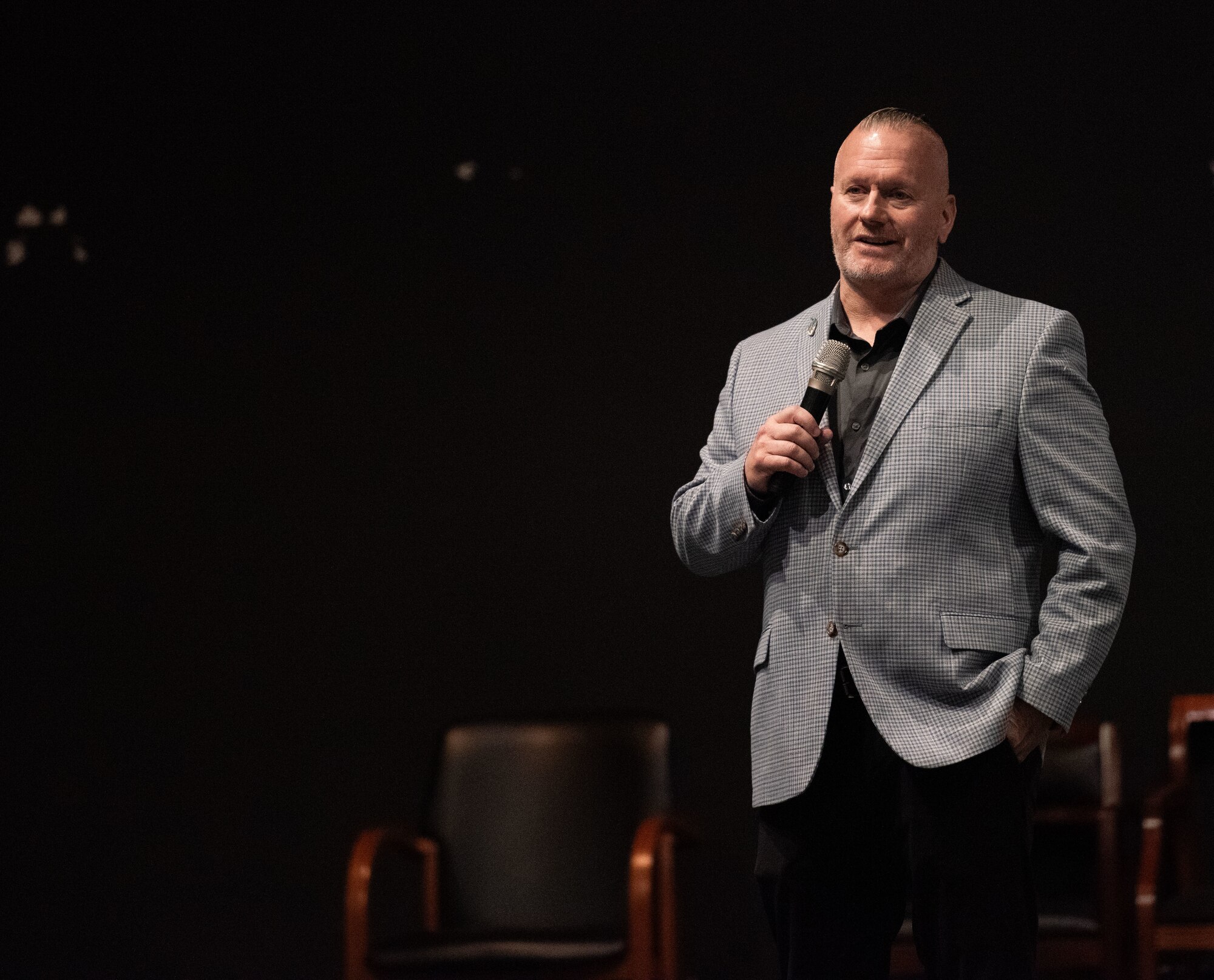 Speaker speaks to guests at Leadership seminar.