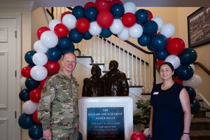 a photo with the commander and Fisher House manager