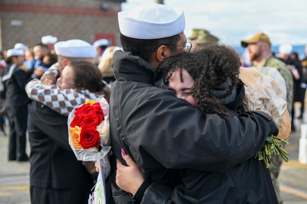 USS John S. McCain (DDG 56) returns to Naval Station Everett.