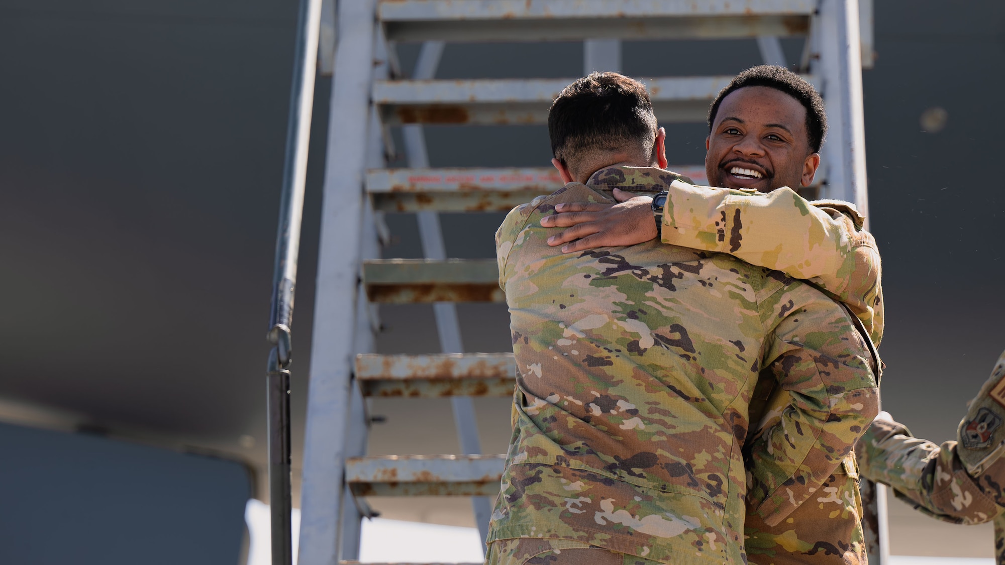 Airmen leave aircraft