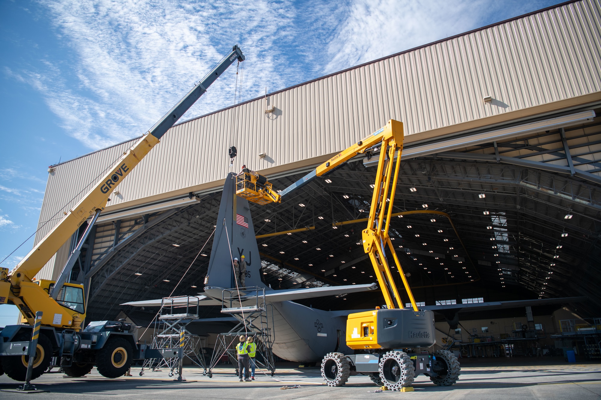374 MXG, CES team up for C-130J rudder removal > Yokota Air Base ...