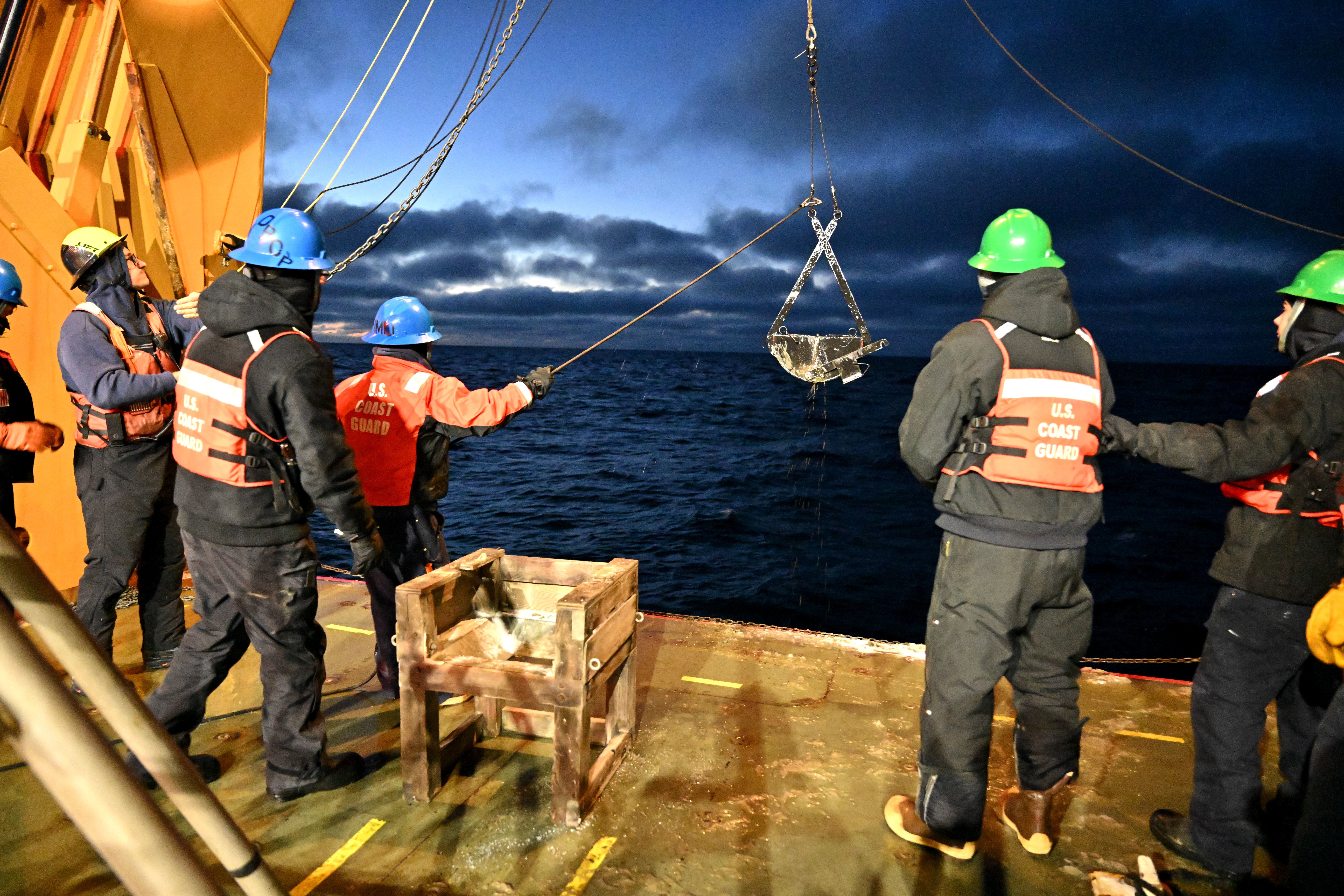 DEVGRU トラウト149 union cootact OGASAKA U.S. Coast Guard Cutter Healy conducts Arctic operations