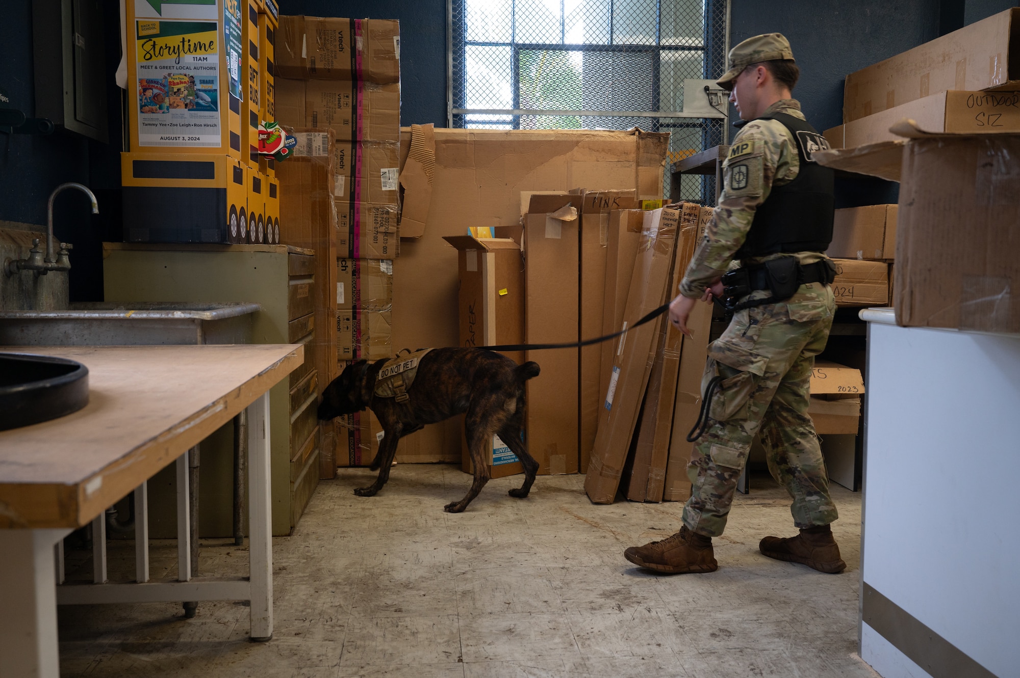 U.S. Army Specialist Jadon Turner, 520th Military Working Dog Detachment, MWD handler, participates in joint training on Joint Base Pearl Harbor-Hickam, Hawaii, Nov. 7, 2024. The training, hosted by the FBI and the Transportation Security Administration, aimed to enhance the proficiency of local security agencies in detecting explosives. (U.S. Air Force photo by Senior Airman Mark Sulaica)