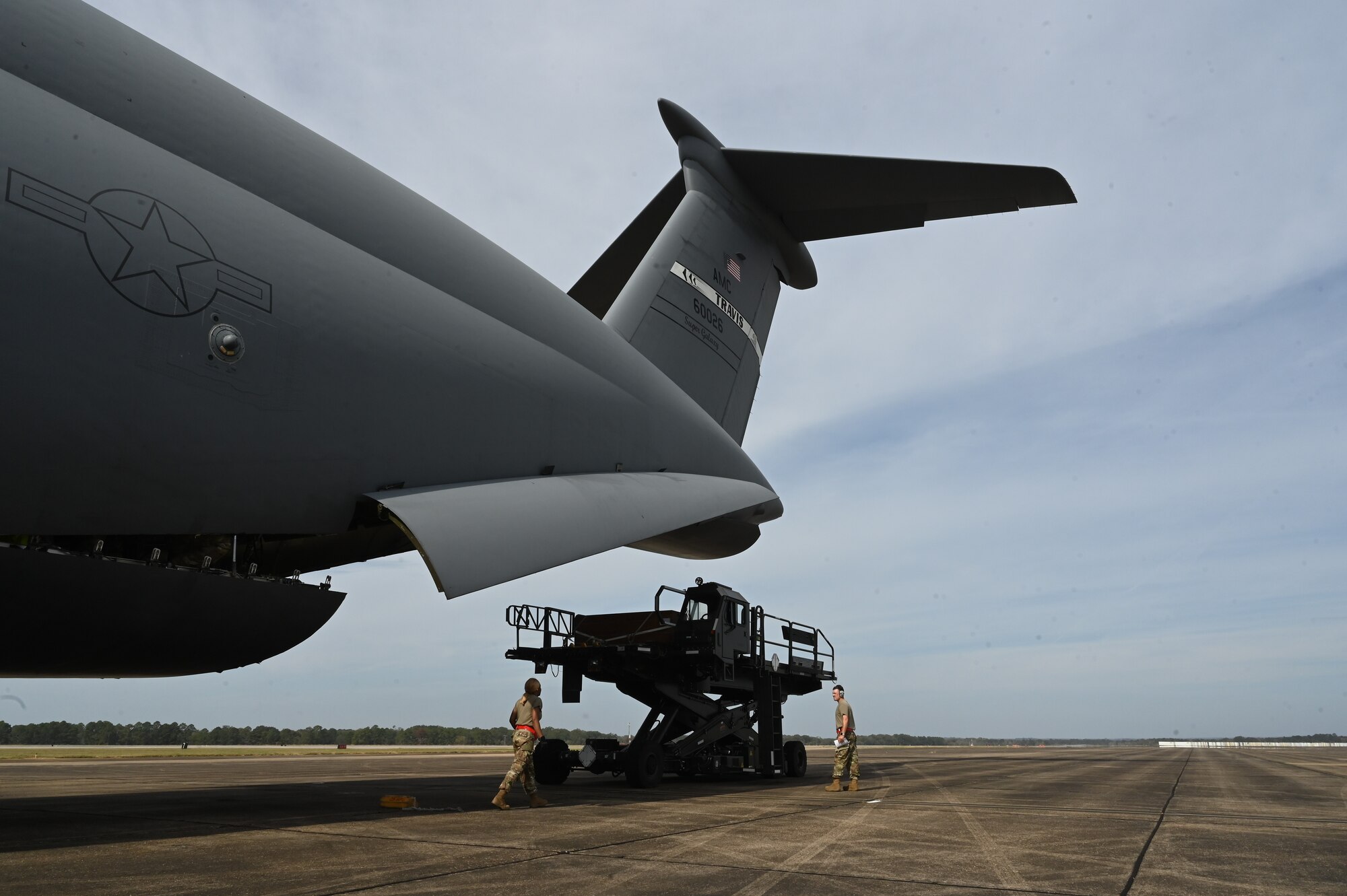 people load an aircraft
