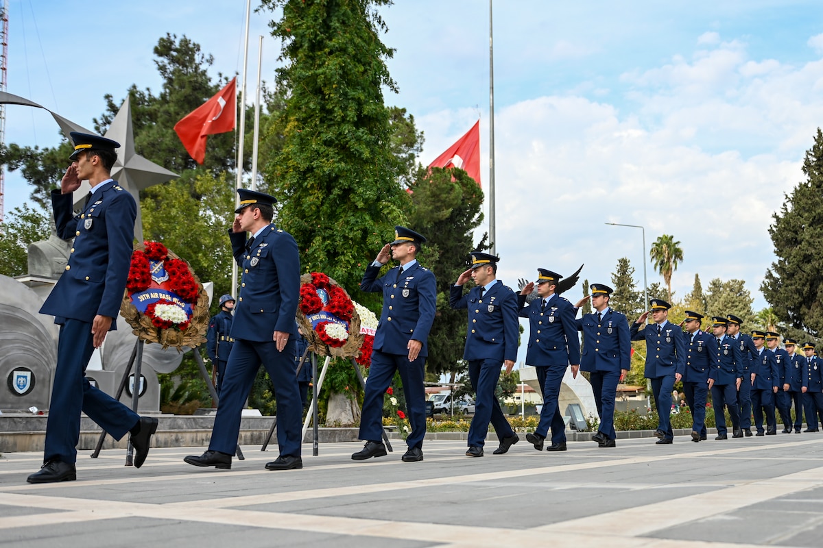 Turkish air force members salute the Atatürk Memorial