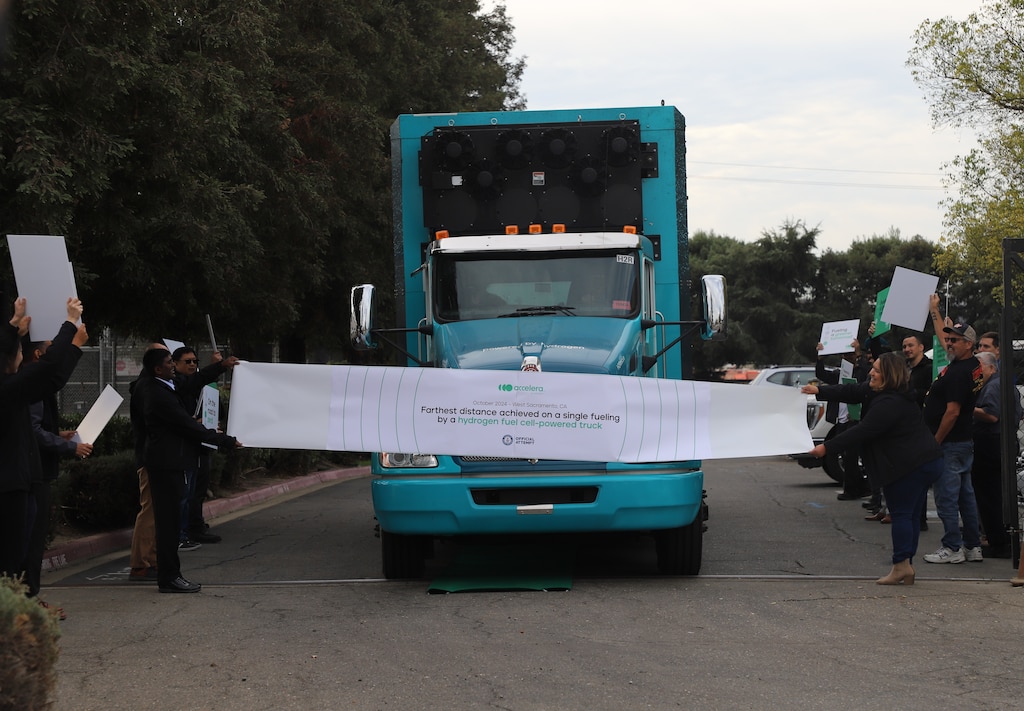 H2Rescue driving through finish line, setting record for longest distance by a hydrogen fuel cell electric vehicle heavy-duty truck without refueling
