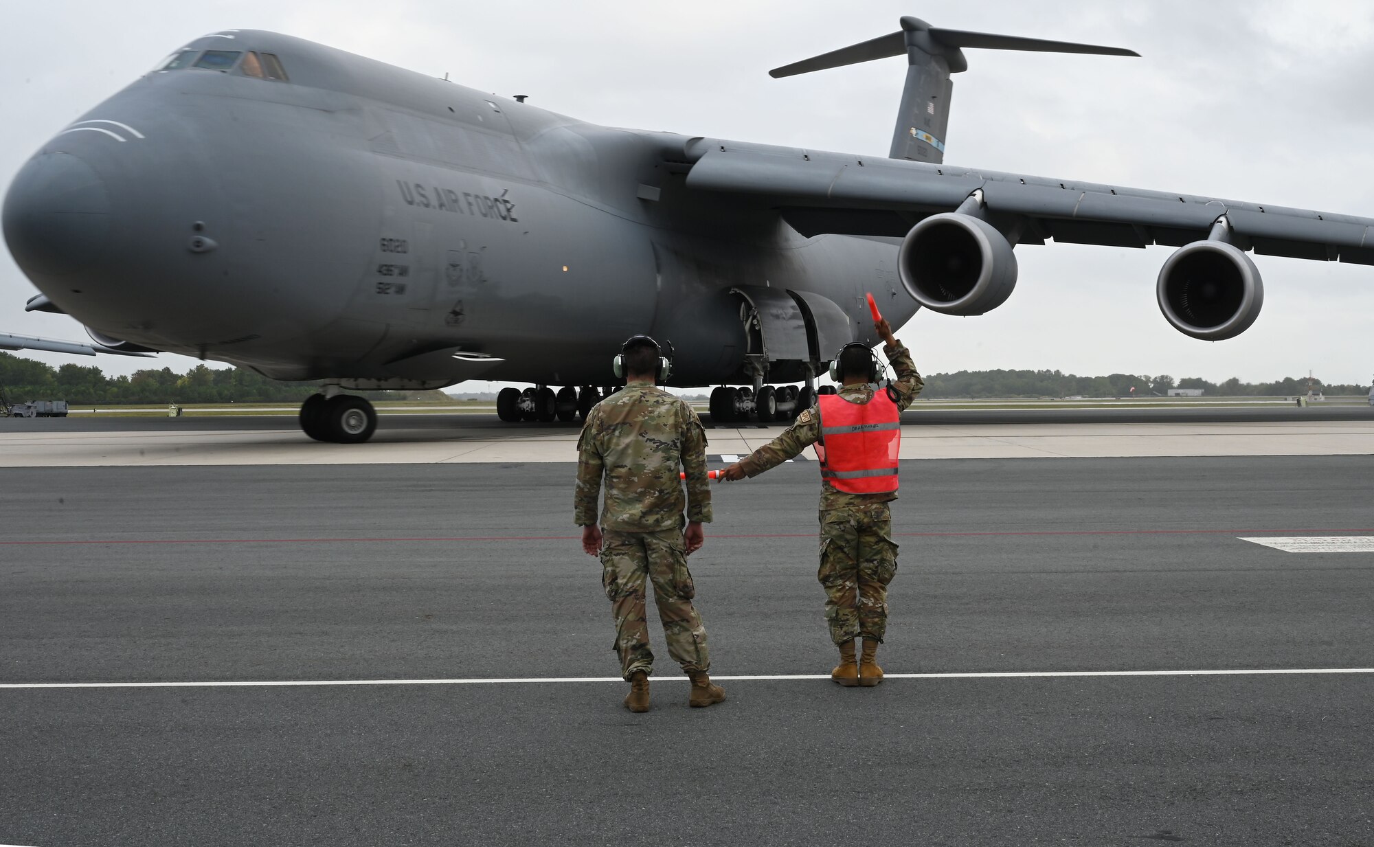 Crew chiefs marshall aircraft