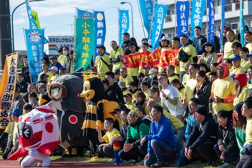 Athletes, volunteers and family members take a group photo.