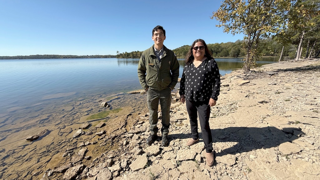 El guardabosques Giovanny Espinoza y la especialista en Igualdad de Oportunidades en el Empleo Marcella Lozano se preparan para filmar un anuncio de servicio público de seguridad invernal en español el 9 de octubre de 2024 en la costa del lago J. Percy Priest en Nashville, Tennessee. El Cuerpo de Ingenieros del Ejército de los Estados Unidos está promoviendo el PSA para informar a los visitantes hispanos sobre la seguridad del agua en el lago. (Photo de USACE por Lee Roberts)