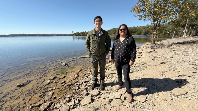 El guardabosques Giovanny Espinoza y la especialista en Igualdad de Oportunidades en el Empleo Marcella Lozano se preparan para filmar un anuncio de servicio público de seguridad invernal en español el 9 de octubre de 2024 en la costa del lago J. Percy Priest en Nashville, Tennessee. El Cuerpo de Ingenieros del Ejército de los Estados Unidos está promoviendo el PSA para informar a los visitantes hispanos sobre la seguridad del agua en el lago. (Photo de USACE por Lee Roberts)