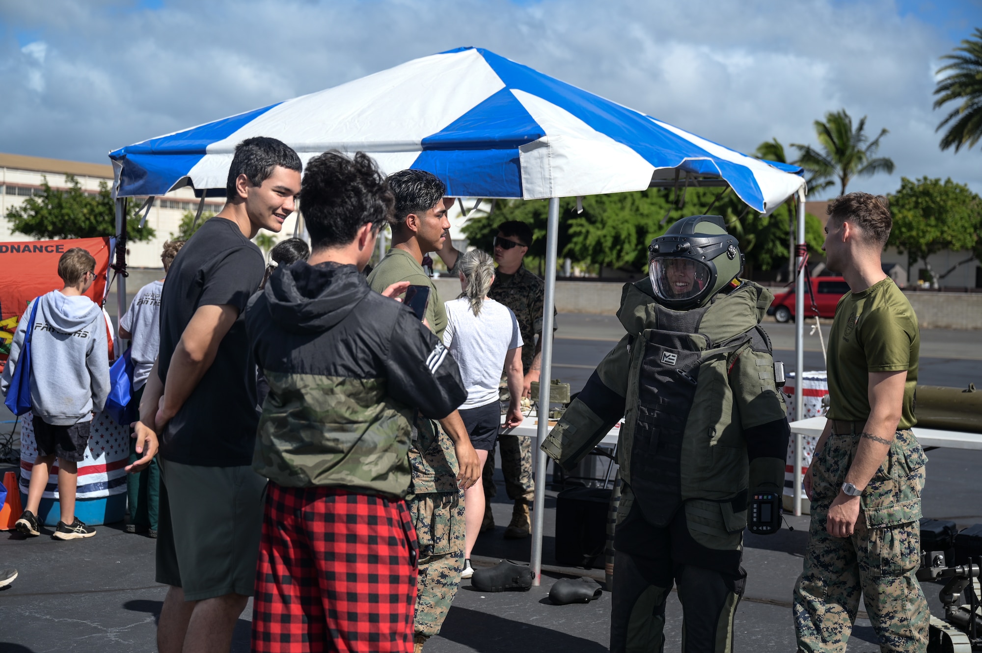 Students try on an EOD bomb suit during a demonstrataion.