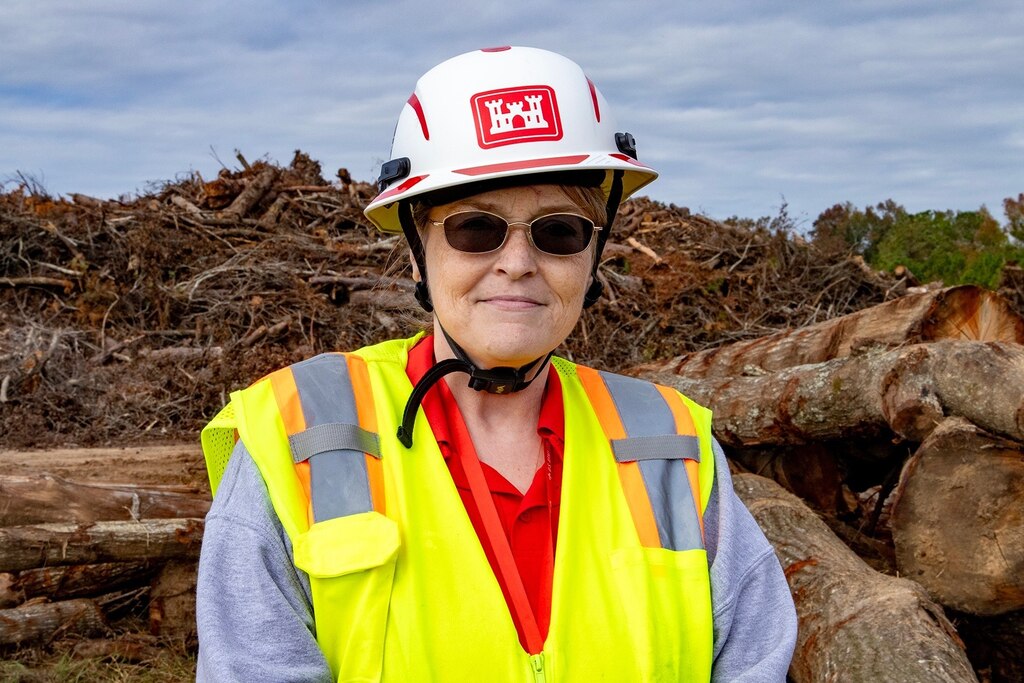 photo of women wearing a USACE hardhat and safety gear.