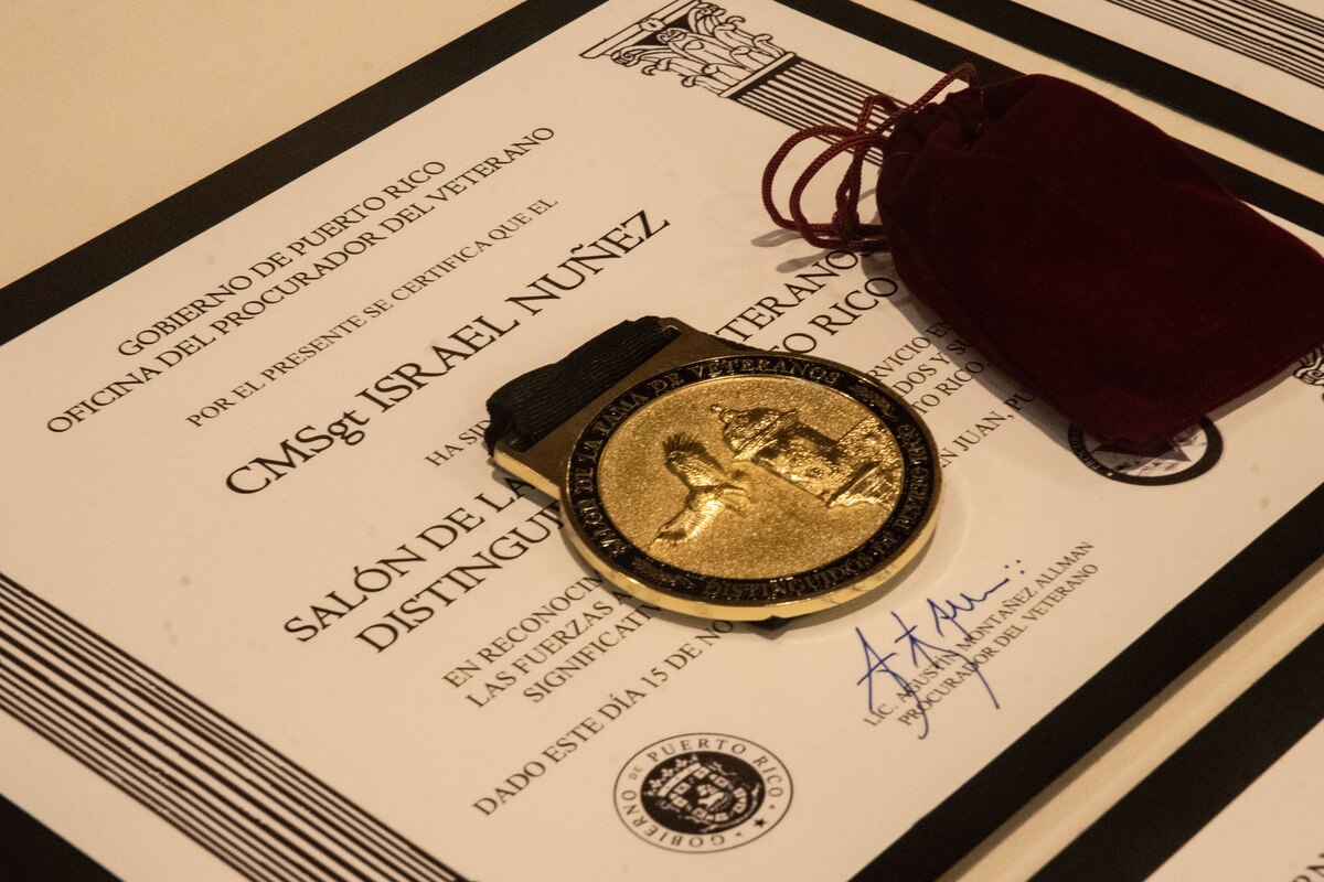 A ceremonial medallion and certificate in honor of induction into the Puerto Rico Distinguished Veterans Hall of Fame ceremony