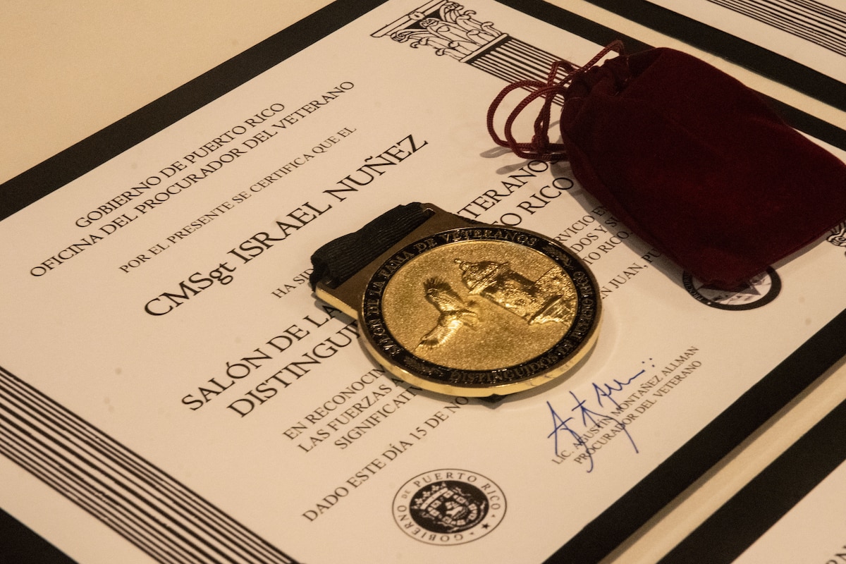 A ceremonial medallion and certificate in honor of induction into the Puerto Rico Distinguished Veterans Hall of Fame ceremony