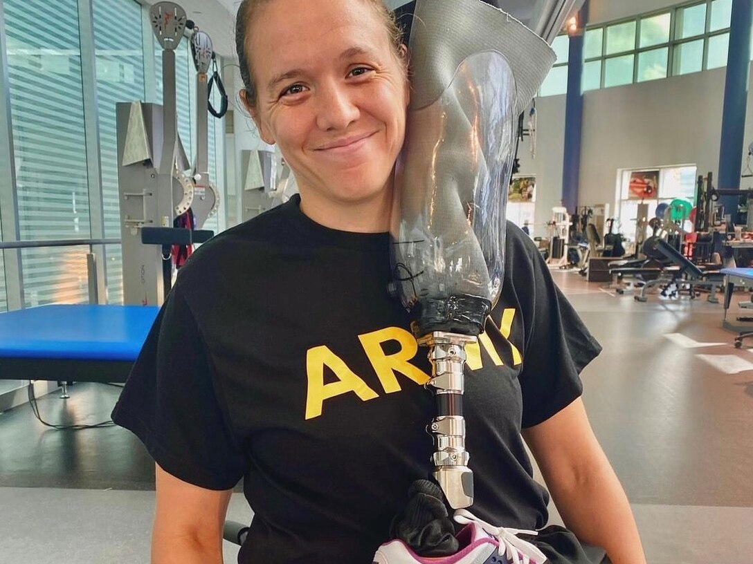 One month after her amputation, Capt. Stefanie Faull showed off her new leg!