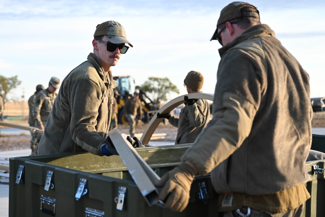 Airmen conduct base shelter-build training