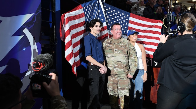 Tampa Bay Lightning honor retiring Army Reserve officer