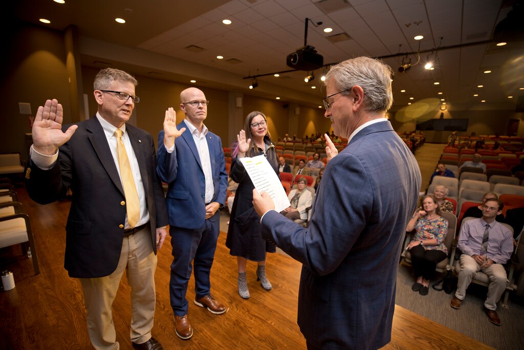 Dr. Pittman administers the Oath of Office during the recent ERDC Senior Scientist Induction Ceremony.