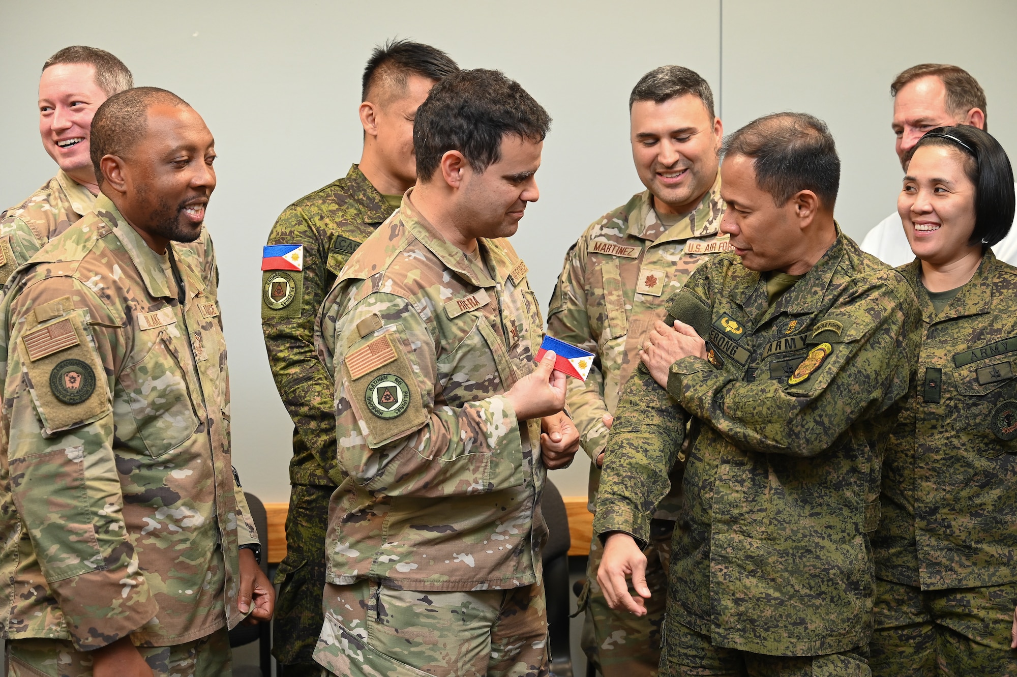 616th Operation Center leadership exchanges patches with Philippine Army leadership in a conference room.