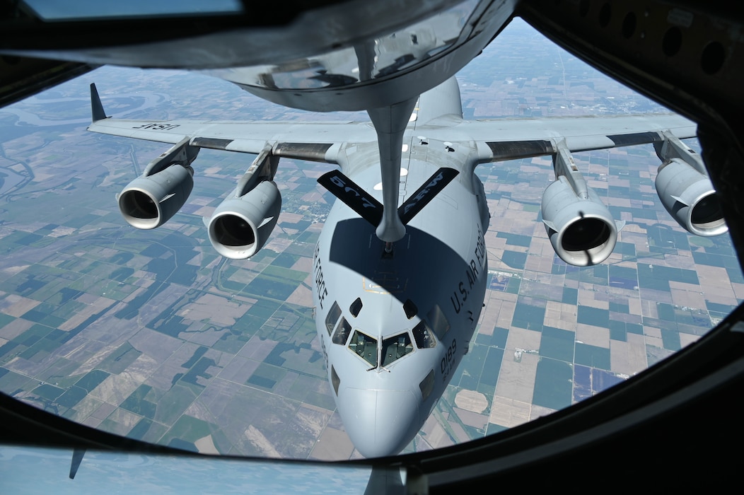 aircraft refuel in midair