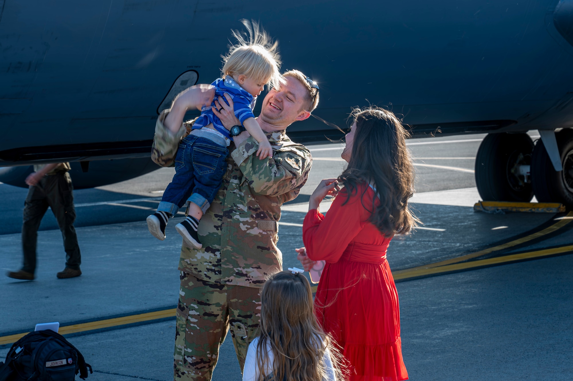 Airman hugs family