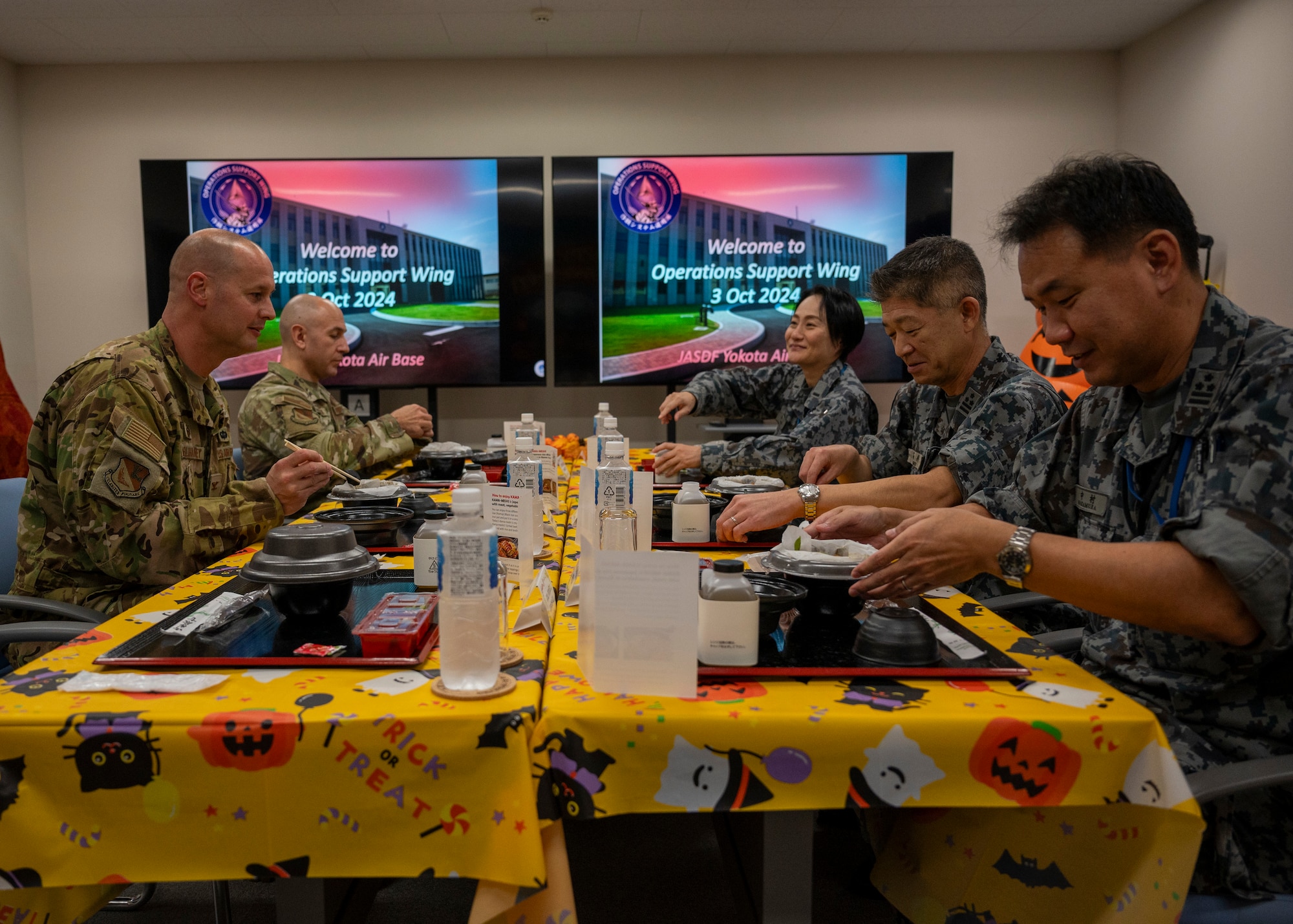 U.S. and Japan military members eat lunch together.