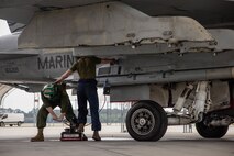 2nd MAW commanding general flies in F/A-18C Hornet