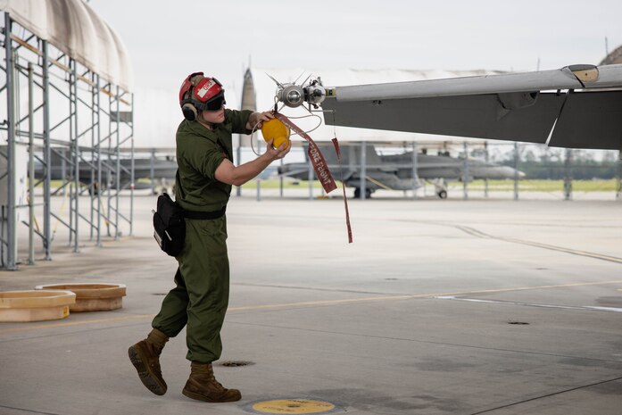 2nd MAW commanding general flies in F/A-18C Hornet