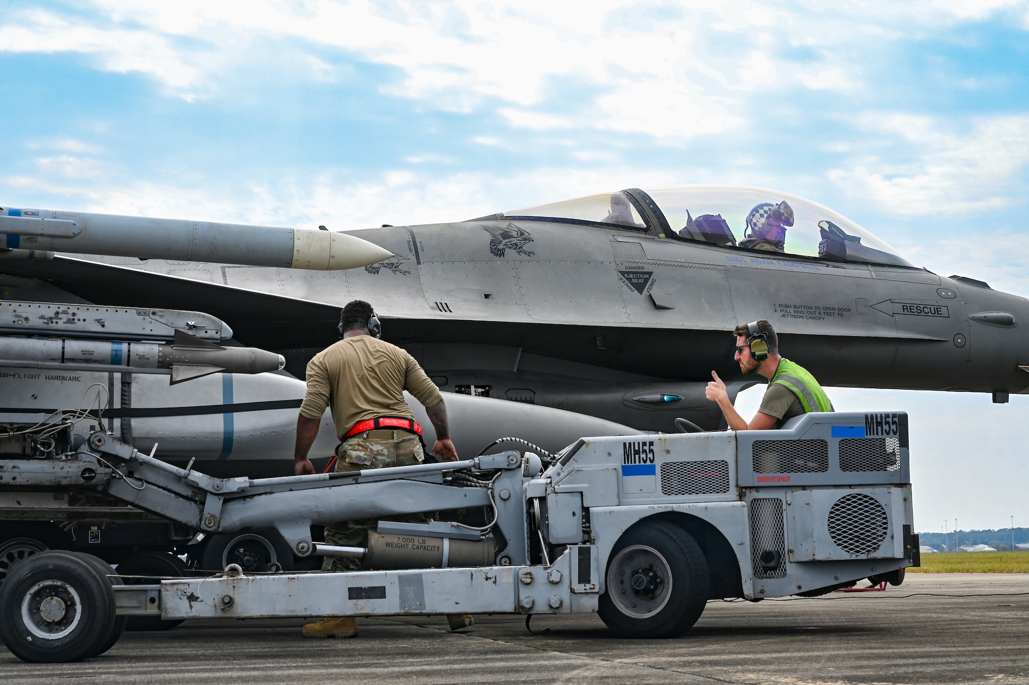 Airmen conducting an integrated combat turn on an F-16C Fighting Falcon.