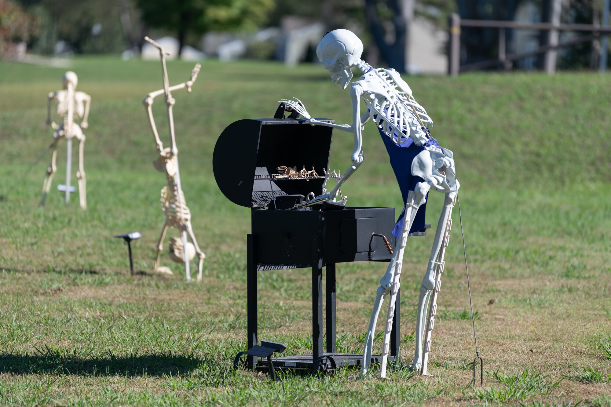 – Personnel with The Wingo Lakeside Lodge decorate the lawn with Halloween figurines in the spirit of the season at Arnold Air Force Base, Tenn., Oct. 8, 2024. A decoration lighting is planned for Oct. 10 at 6:30 p.m. (U.S. Air Force photo by Keith Thornburgh)