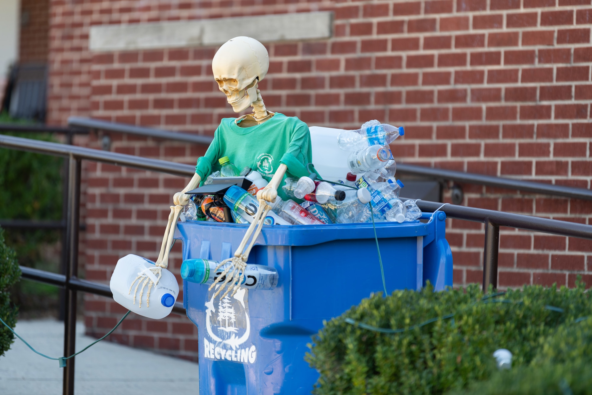 – Personnel with The Wingo Lakeside Lodge decorate the lawn with Halloween figurines in the spirit of the season at Arnold Air Force Base, Tenn., Oct. 8, 2024. A decoration lighting is planned for Oct. 10 at 6:30 p.m. (U.S. Air Force photo by Keith Thornburgh)