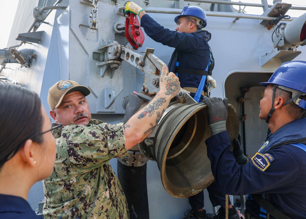 BMC Andrew Werner provides instruction to Philippine navy sailors during Sama Sama.