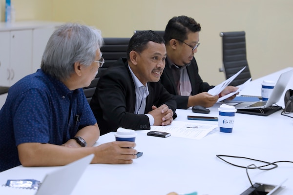 KUALA LUMPUR, Malaysia (July 19, 2024) Dr. Sazaly Abu Bakar, Dr. Kaharundin Dimyati, and Jeffree Johari, of the Tropical Infectious Disease & Education Centre with the University of Malaysia, speak with leadership from Naval Medical Research Command and Naval Medical research Unit (NAMRU) INDO PACIFIC during an official visit. Part of Navy Medicine Research & Development and headquartered out of Singapore, NAMRU INDO PACIFIC conducts research in cooperation with host nations in Vietnam, Laos, Singapore, Malaysia and Thailand to improve global health, ensure military force health protection and address infectious diseases such as malaria, dengue fever virus and gastro-intestinal pathogens. (U.S. Navy photo by Tommy Lamkin /Released)