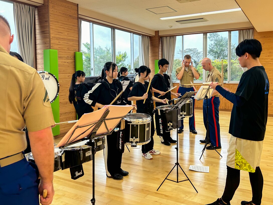 10月19日、海兵隊第3海兵遠征軍音楽隊が、御殿場市立西中学校と加藤学園高等学校吹奏楽部 Blue Wingsと音楽交流会を実施しました