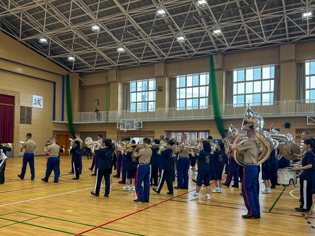 10月19日、海兵隊第3海兵遠征軍音楽隊が、御殿場市立西中学校と加藤学園高等学校吹奏楽部 Blue Wingsと音楽交流会を実施しました
