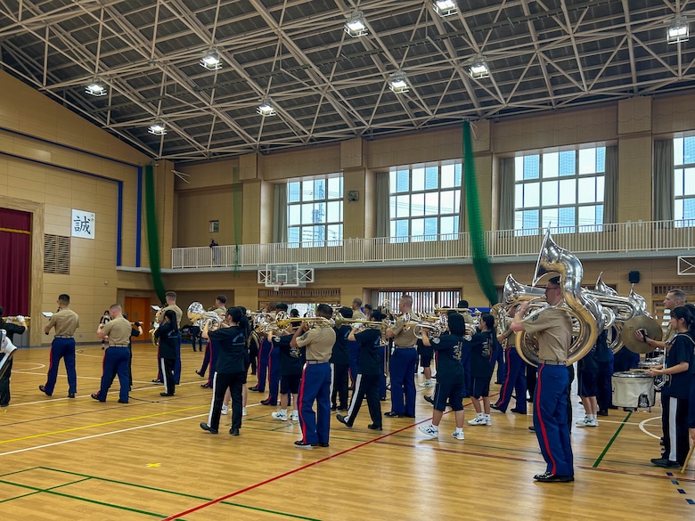 10月19日、海兵隊第3海兵遠征軍音楽隊が、御殿場市立西中学校と加藤学園高等学校吹奏楽部 Blue Wingsと音楽交流会を実施しました