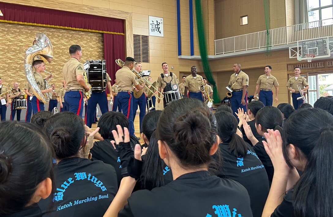 10月19日、海兵隊第3海兵遠征軍音楽隊が、御殿場市立西中学校と加藤学園高等学校吹奏楽部 Blue Wingsと音楽交流会を実施しました
