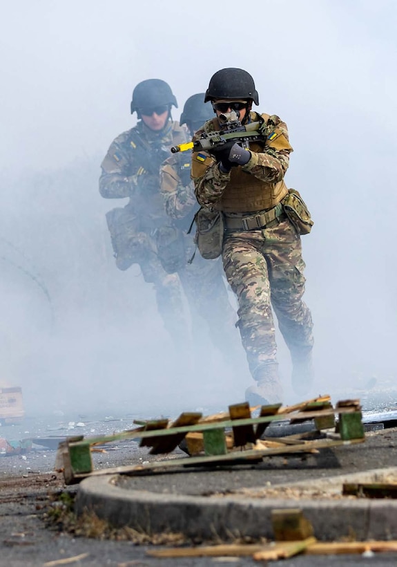 Image of Ukrainian trainees practising urban fighting techniques.