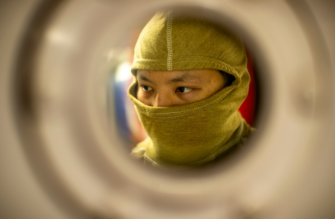 MMN2 Justin Lin closes a watertight door during a general quarters drill aboard USS George Washington (CVN 73) in the Pacific Ocean.