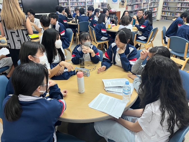 10月18日、海兵隊キャンプ・レスター内にあるレスター中学校に沖縄尚学附属中学校３年の生徒たちが訪れました。