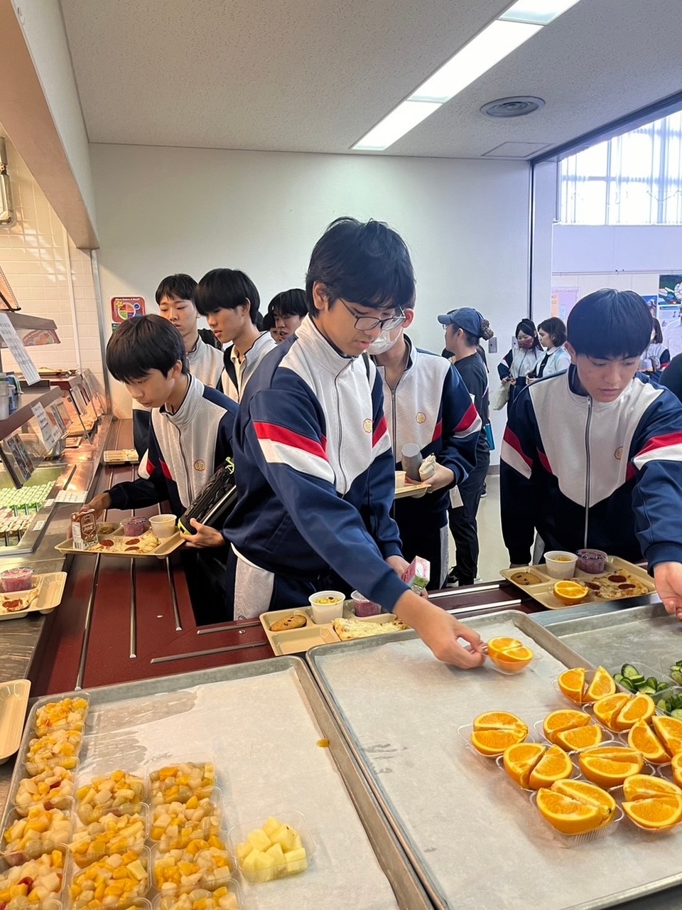 10月18日、海兵隊キャンプ・レスター内にあるレスター中学校に沖縄尚学附属中学校３年の生徒たちが訪れました。