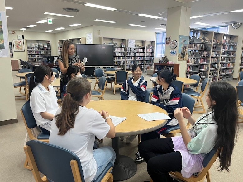 10月18日、海兵隊キャンプ・レスター内にあるレスター中学校に沖縄尚学附属中学校３年の生徒たちが訪れました。