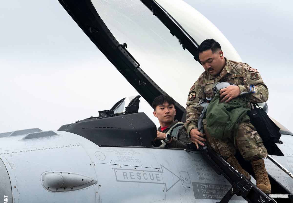 KUNSAN AIR BASE, Republic of Korea – U.S. Air Force Staff Sgt. Joshua An, Cobra Fighter Generation Squadron dedicated crew chief, prepares Republic of Korea Air Force Capt. Lee Gyung Won for takeoff during the first ROK-U.S. cross-servicing demonstration.