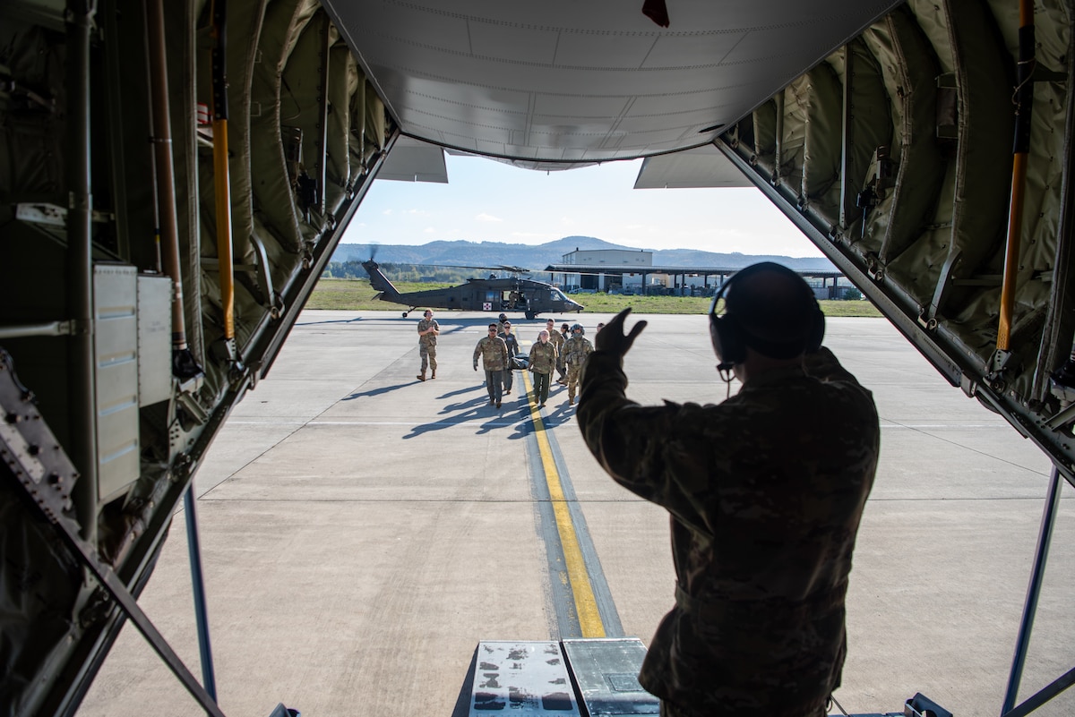 Airman board aircraft.