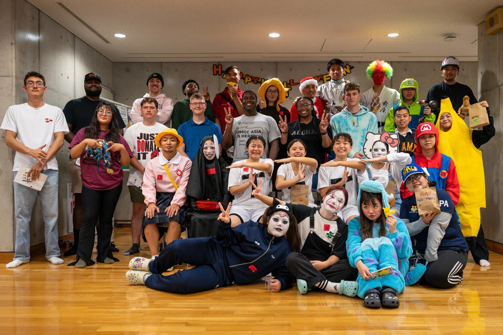 Volunteers and KLI students posing for a photo