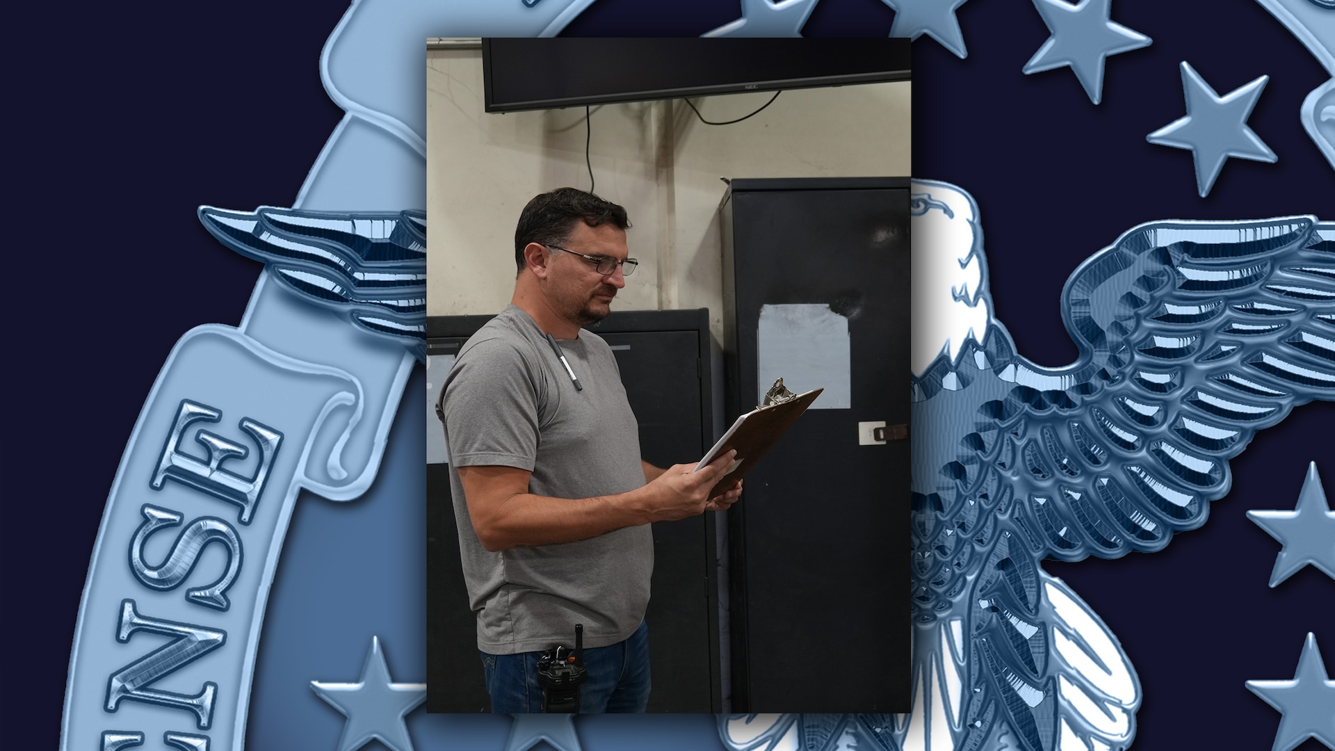Person hold clipboard.