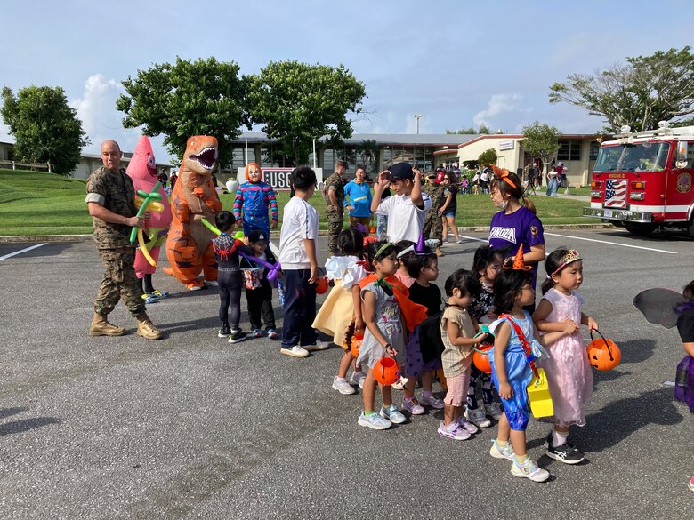 １０月３１日、海兵隊キャンプ・ハンセンにこども園の園児たち約２５０名を招いてハロウィンのイベントを開催しました。