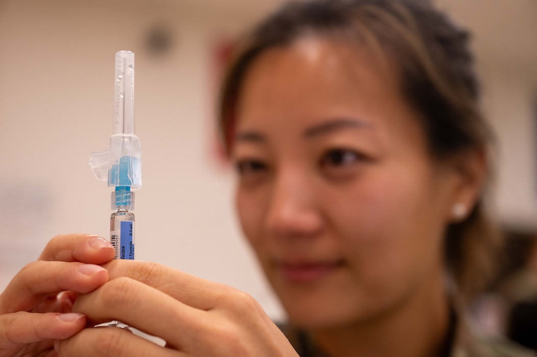 dentist prepares a flu vaccine