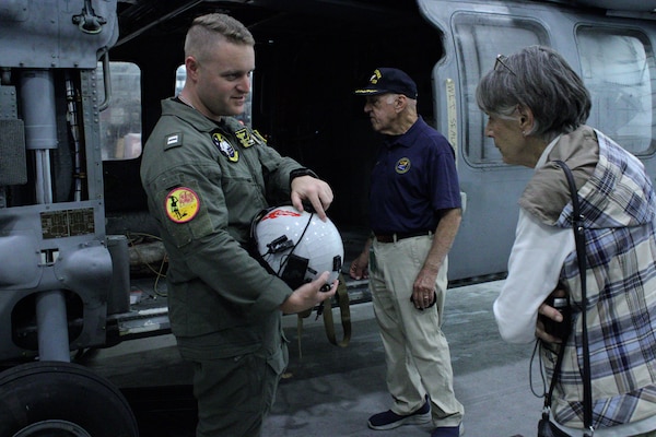 Retired Capt. Pete Lumianski visits HSC-26.