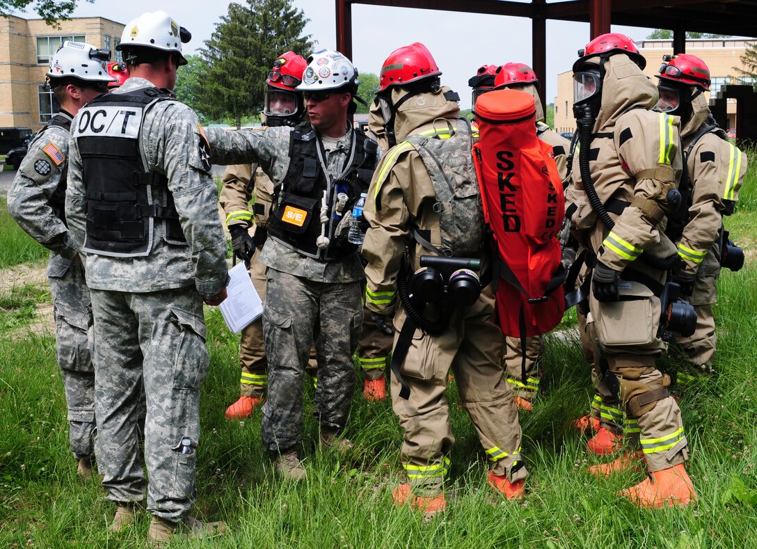 Staff Sgt. Matthew Park, observer control trainer with the Joint Interagency Training and Education Center, gives instructions on how to properly transport a casualty to Kentucky National Guardsmen assigned to the Chemical Biological Radiological Nuclear High-Yield Explosives Enhanced Response Force Package training May 23 at Muscatatuck Urban Training Center, Butlerville, Ind.